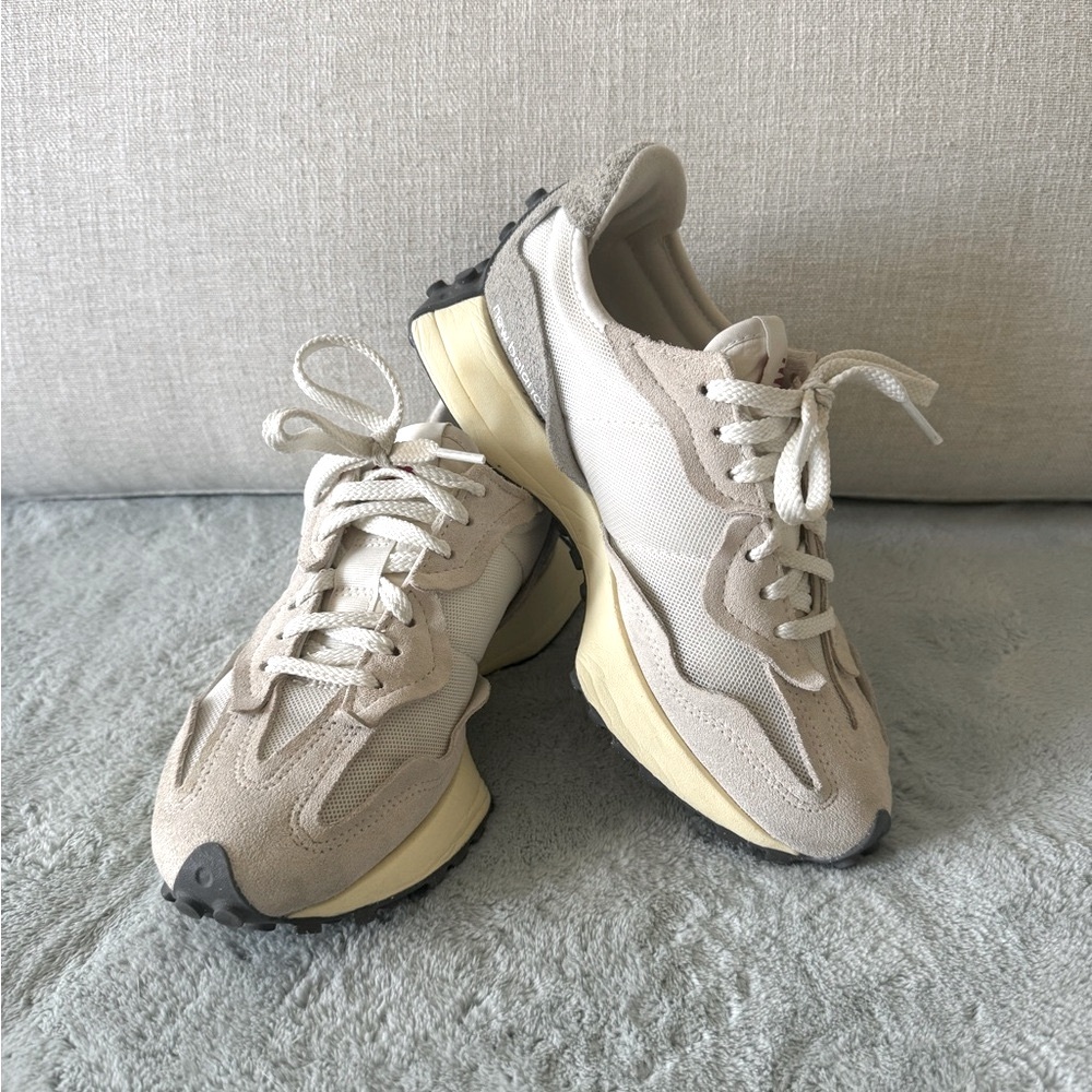 New Balance 327 Sneakers size 7.5. EUC.